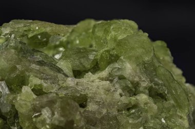 Vesuvianite Koleksiyon Mineralinin Detaylı Görünümü, İlgi çekici Özelliklerini Vurguluyor