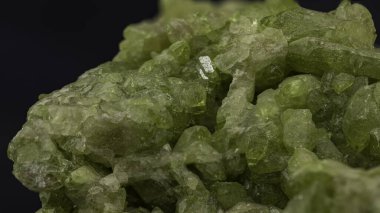 Karanlık Arkaplanda Macro Showing Vesuvianite Mineral Formasyonu