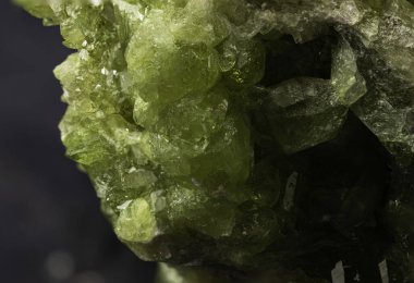 Vesuvianite Koleksiyon Mineralinin Detaylı Görünümü, İlgi çekici Özelliklerini Vurguluyor