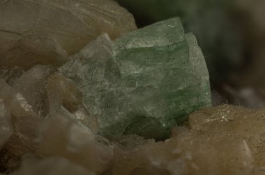 Apophyllite ve Stilbite örneklerinin detaylı görünümü, Doğal Kristal Örnekleri Vurguluyor