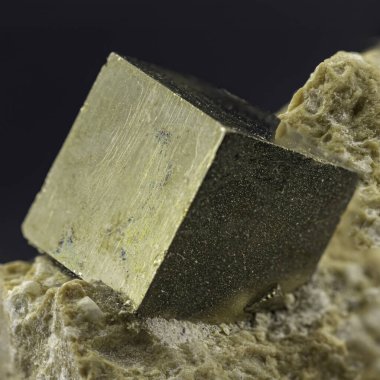 Rock Matrix 'teki Pyrite Örneklerinin Detaylı Görünümü, Eşsiz Dokusunu Vurguluyor