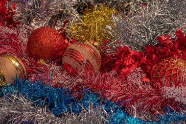 Renkli süslemeler ve pırıl pırıl mücevherlerle süslü Noel süslemeleri.