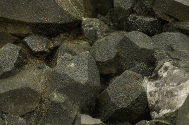 Prase kuvars 'ın doğal yeteneği, yosunlu yeşiller ve geometrik berraklığın mineral uyumu içinde birleştiği bu kompozisyonda sergilenir.