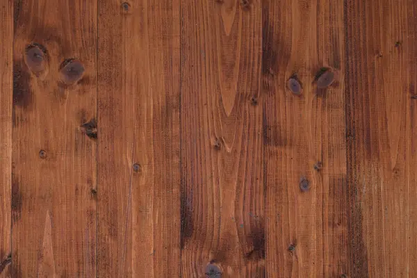 Zenginleştirilmiş ahşap yüzey doğal desenler ve sıcak kahverengi tonlar sergiliyor.