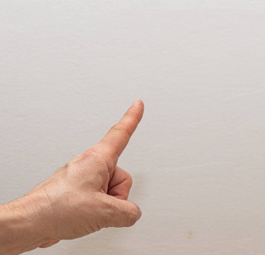 Düz arkaplandaki metin için sağ elle gösterilen boşluk