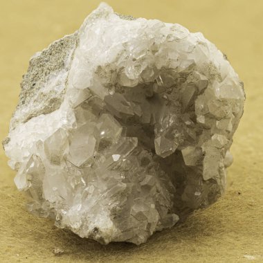 Bu büyüleyici beyaz kristal kümenin güzelliğini keşfedin, parlak ve pürüzsüz bir dokusu var. Koleksiyoncular, eğitim modelleri ya da büyüleyici bir dekoratif element için mükemmel.