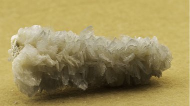 Bu zarif kristal kümenin cazibesini şeffaf ve parlak bir sonla keşfedin. Koleksiyoncular, eğitim amaçları ya da herhangi bir dekora sofistike bir ek olarak