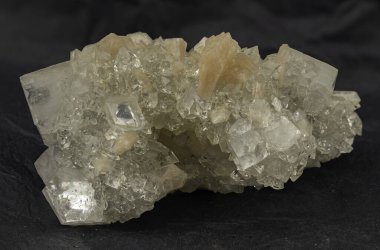 Doğanın cazibesini bu zarif kristal kümeyle keşfedin, çeşitli kristal boyutları ve ışıl ışıl yüzeyleri mineral toplayıcıları, eğitici gösteriler veya ev dekorasyonu için mükemmel