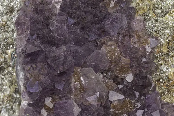Ham bir matris üzerinde sayısız iyi şekillendirilmiş mor kristaller barındıran canlı ametist druse doğal ışık koşulları altında dokulu bir taş zemin üzerinde güzel bir şekilde ele geçirildi.