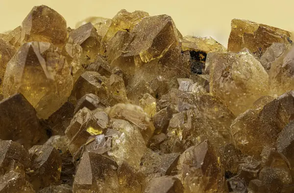 Altın kahverengi kristal küme yakın çekim keskin sonlandırmalar ve doğal parlaklık sergilenir, koleksiyoncular, dekoratörler ve jeoloji meraklıları için ideal