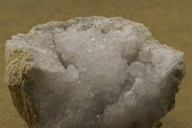 Doğal bir jeot formasyonu içinde beyaz kristal küme. Jeoloji, mineraloji, toprak bilimi veya mineral temalı eğitim ve ticari hisse kullanımı için ideal