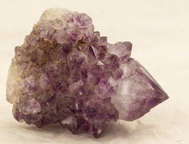 Canlı menekşe sonlandırmaları ve detaylı yüzler içeren ham ametist kristalinin makro görüntüsü. Mineral koleksiyoncuları, mücevher meraklıları ve eğitici ya da ruhani amaçlar için mükemmel bir doğal örnek.