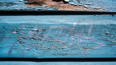 eski soyulmuş mavi pencere