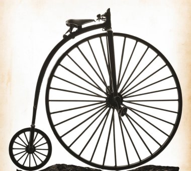 Büyük tekerlekleri olan eski bir bisiklet