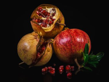 Koyu arkaplanda bir bıçakla nar..