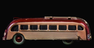 Siyah arka planda eski model bir araba