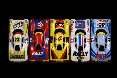 Beyaz arka planda araba yarışı arabaları