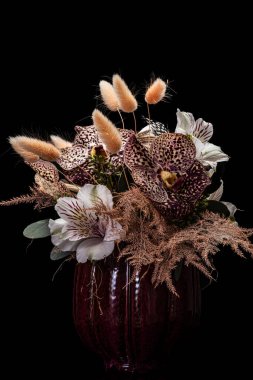 Seramik vazoda bir buket çiçek, Paskalya havası