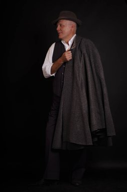 Ortaçağ tarzı giyinmiş son sınıf öğrencisi.