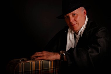 Şapkalı ve çantalı bir adam..