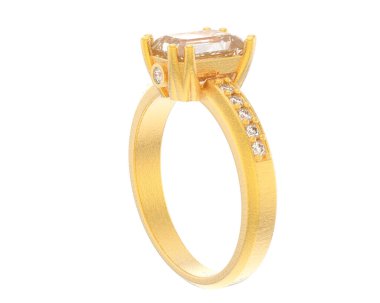 Lüks kadın yüzüğü beyaz arka planda izole edilmiş, 3D görüntüleme - illüstrasyon