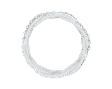 Nişan yüzüğü beyaz arkaplanda izole edildi