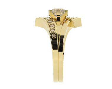 Nişan yüzüğü beyaz arkaplanda izole edildi