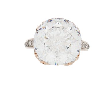 Beyaz arka planda izole edilmiş değerli taşları olan yüzük.. 