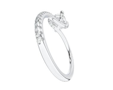 Beyaz arka planda izole edilmiş değerli taşları olan yüzük.. 