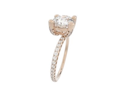 Beyaz arka planda izole edilmiş değerli taşları olan yüzük.. 