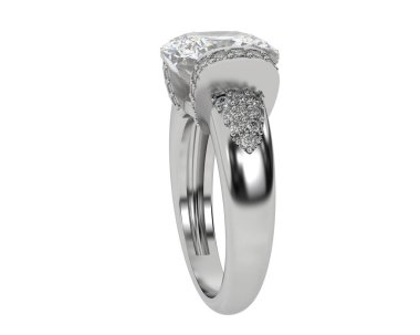 Beyaz arka planda izole edilmiş değerli taşları olan yüzük.. 