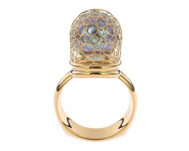 Güzel nişan yüzüğü arka planda izole edildi. 