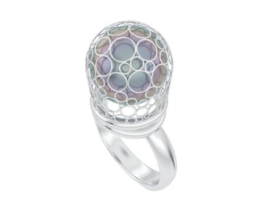 Güzel nişan yüzüğü arka planda izole edildi. 