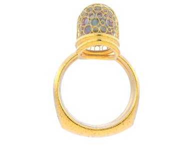 Güzel nişan yüzüğü arka planda izole edildi. 