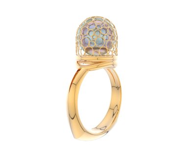 Güzel nişan yüzüğü arka planda izole edildi. 