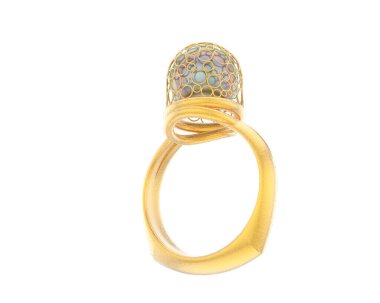 Güzel nişan yüzüğü arka planda izole edildi. 