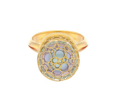 Güzel nişan yüzüğü arka planda izole edildi. 