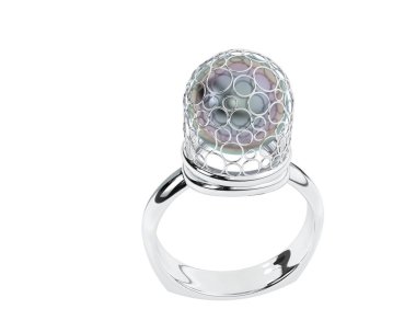 Güzel nişan yüzüğü arka planda izole edildi. 