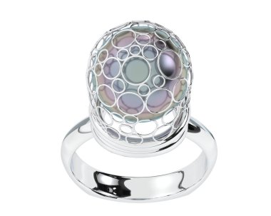 Güzel nişan yüzüğü arka planda izole edildi. 