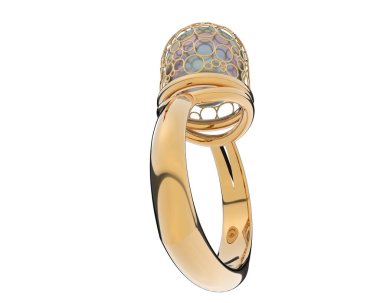 Güzel nişan yüzüğü arka planda izole edildi. 