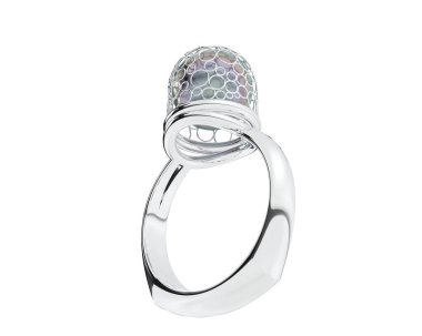 Güzel nişan yüzüğü arka planda izole edildi. 