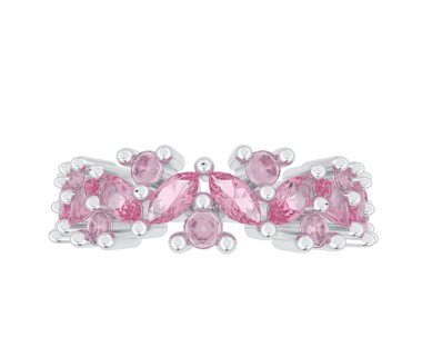 Güzel nişan yüzüğü arka planda izole edildi. 