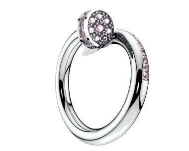 Güzel nişan yüzüğü arka planda izole edildi. 