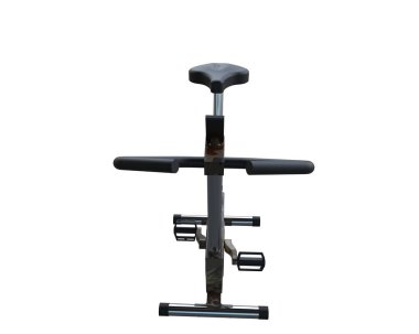 Beyaz arkaplanda kapalı bisiklet simülatörü 