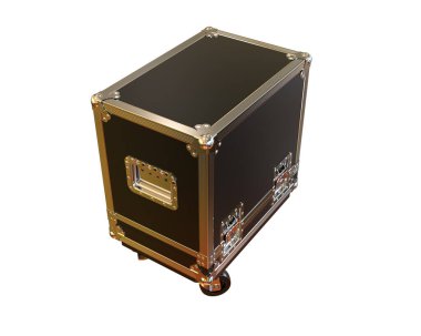 Beyaz arka planda siyah metal bavul.