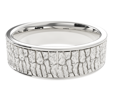 Beyaz arka planda yüzüğü olan gümüş bilezik..