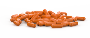 Beyaz arka planda bir sürü hap hazırlamak.