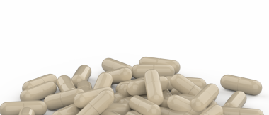 kırpma yolu ile beyaz arkaplanda izole tabletler ve haplar