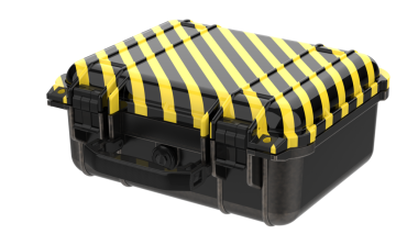 Siyah arka planda sarı hediye kutusu. 3d illüstrasyon.