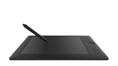 Siyah arkaplanda kalem olan tablet bilgisayarı.